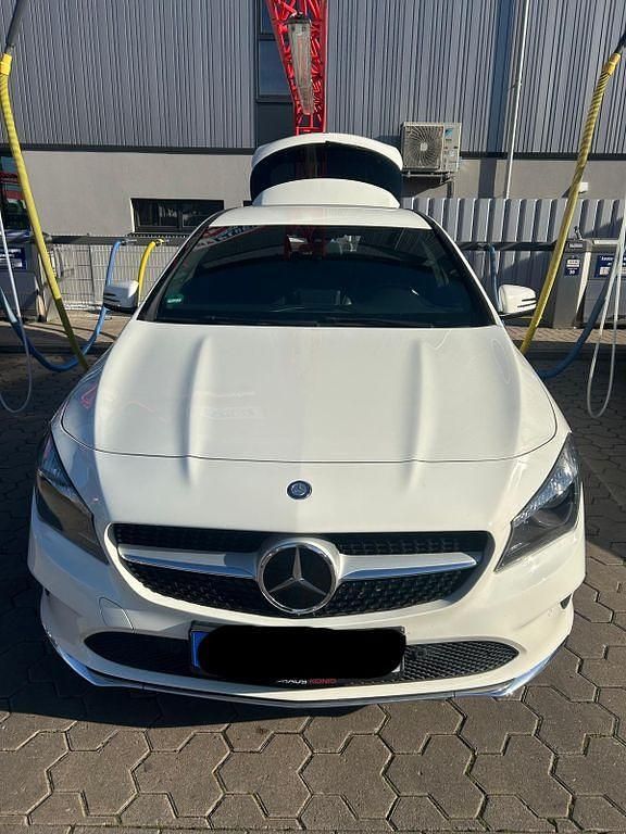Weiß Gebraucht 2017 Mercedes CLA220 Shooting Brake Kombi | 19.400 € (Teuer) - Bild 1/4