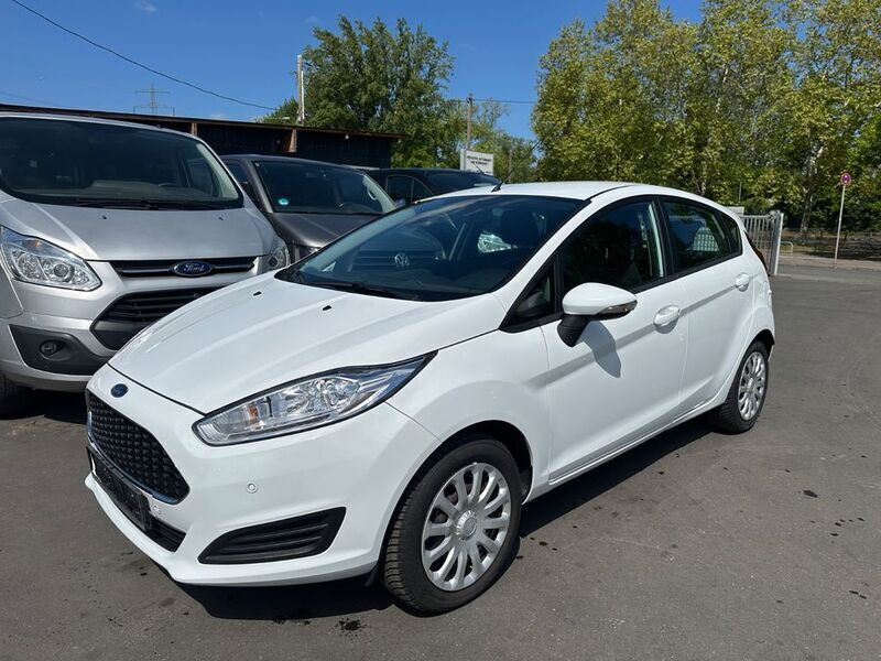Weiß Gebraucht 2017 Ford Fiesta Kleinwagen | 7.999 € (Guter Preis) - Bild 1/4