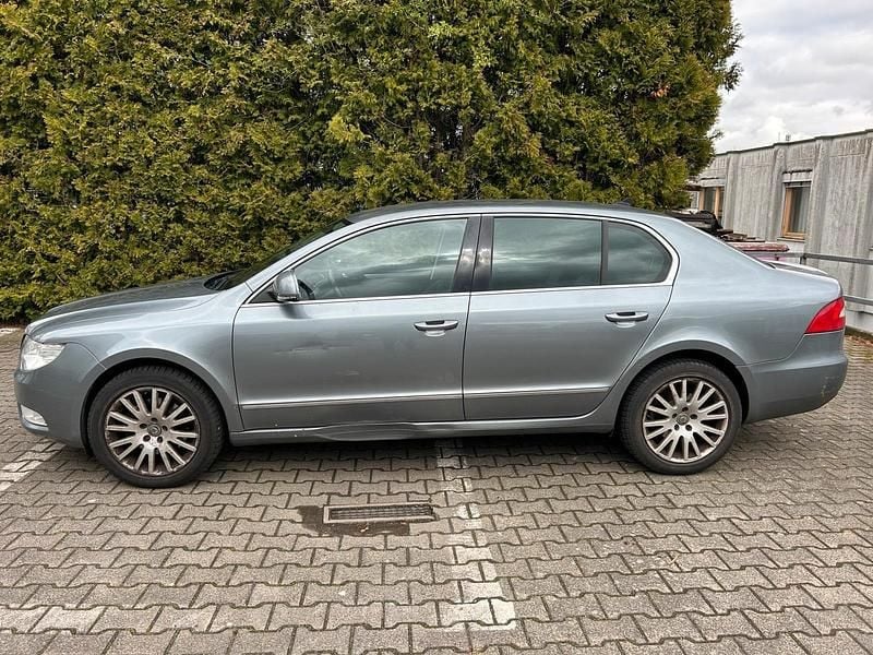 Gebraucht Skoda Superb 140 PS (102 kW) 2011 Grau Limousine