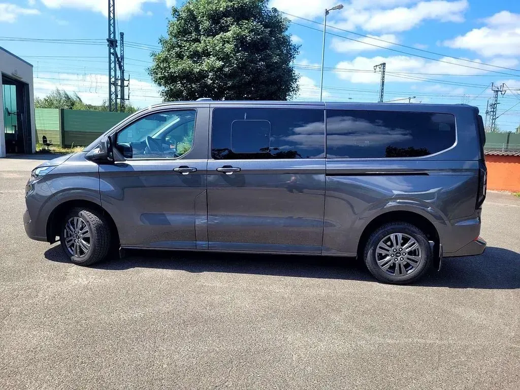 Gebraucht Ford Tourneo Custom Titanium 136 PS (100 kW) 2025 Magneticgrau (metallic) Van