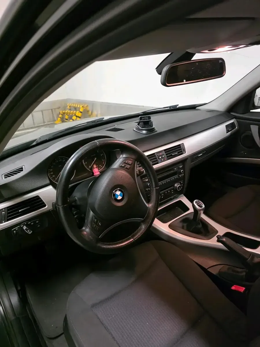 Gebraucht BMW 320 177 PS (130 kW) 2010 Schwarz Kombi