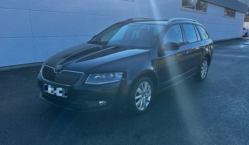 Schwarz Gebraucht 2013 Skoda Octavia Ambition Kombi | 7.390 € (Etwas zu teuer) - Bild 1/4
