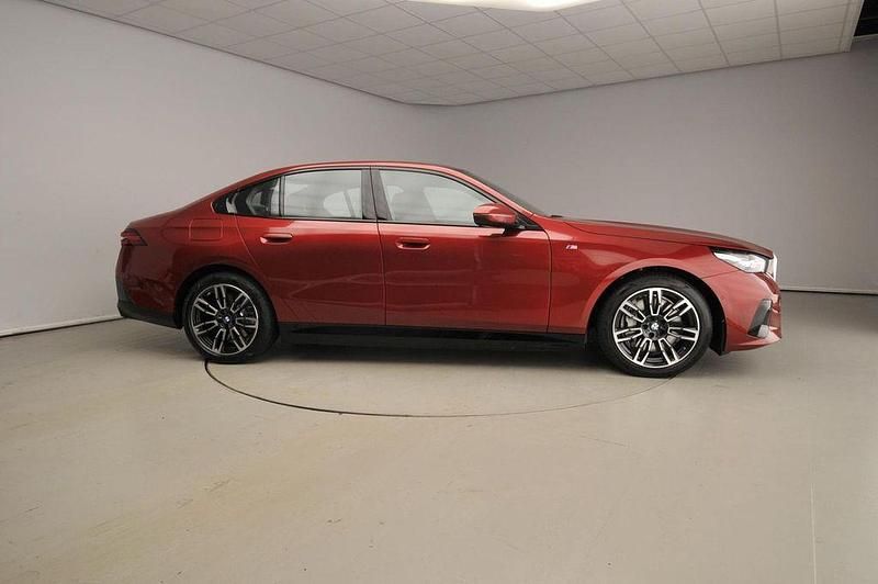 Gebraucht BMW 550e M Sport 489 PS (359 kW) 2025 Rot Limousine