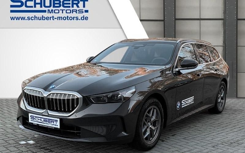 Grau Gebraucht 2025 BMW 520 Comfort Edition Kombi | 71.900 € - Bild 1/4