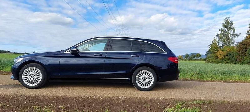 Blau Gebraucht 2018 Mercedes C250 Edition Limousine | 19.000 € (Fairer Preis) - Bild 1/4