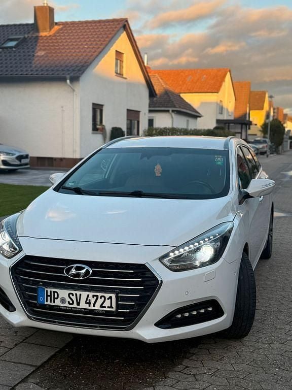Weiß Gebraucht 2015 Hyundai i40 Comfort Limousine | 7.500 € (Fairer Preis) - Bild 1/4