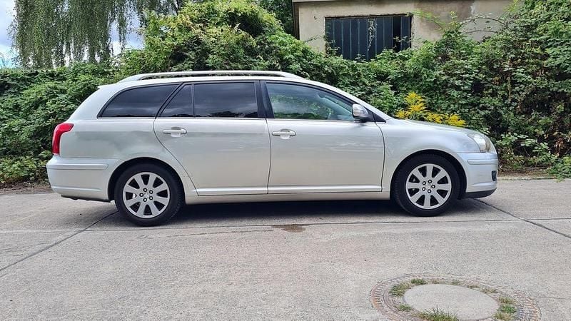 Gebraucht Toyota Avensis 129 PS (94 kW) 2009 Silber (metallic) Kombi