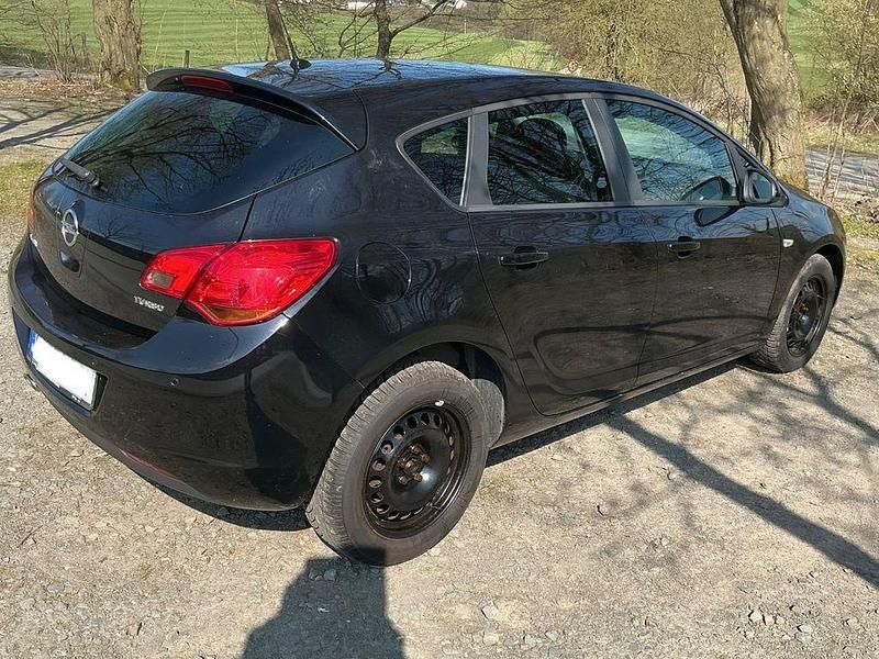 Gebraucht Opel Astra Edition 140 PS (102 kW) 2011 Schwarz Limousine