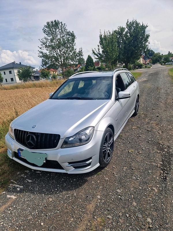Silber Gebraucht 2014 Mercedes 220 Kombi | 8.650 € - Bild 1/4