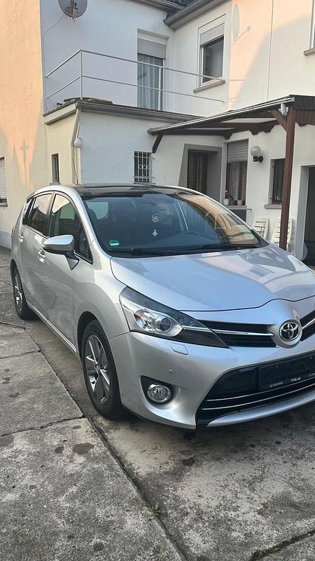 Silber Gebraucht 2015 Toyota Verso Van / Kleinbus | 13.900 € (Teuer) - Bild 1/4