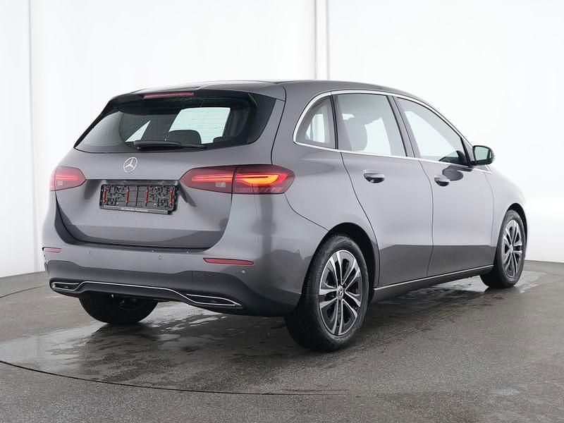 Gebraucht Mercedes B200 Advanced 163 PS (119 kW) 2024 Metalliclack mountaingrau Van / Kleinbus