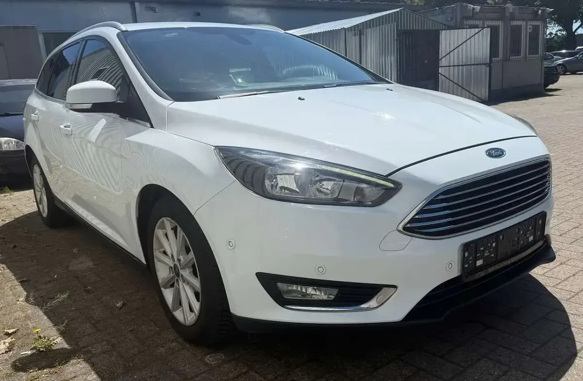 Gebraucht Ford Focus Titanium 125 PS (91 kW) 2017 Frostweiß Kombi