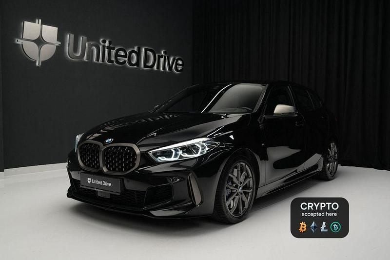 Schwarz Gebraucht 2023 BMW M135 Sport Line Kleinwagen | 32.799 € (Fairer Preis) - Bild 1/4