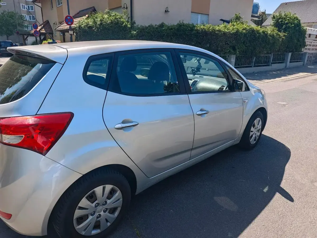 Gebraucht Hyundai ix20 90 PS (66 kW) 2012 Silber Kleinwagen
