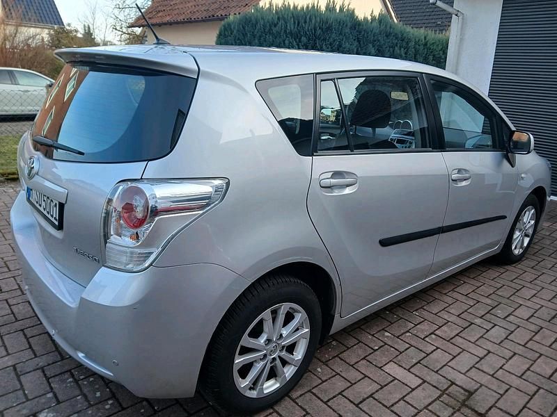 Gebraucht Toyota Verso 147 PS (108 kW) 2011 Silber Van / Kleinbus