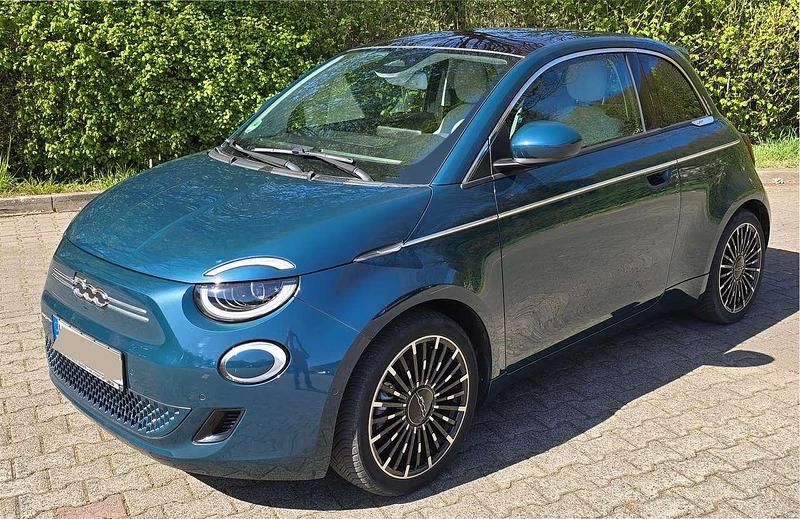 Grün Gebraucht 2022 Fiat 500e La Prima Limousine | 24.900 € (Teuer) - Bild 1/4