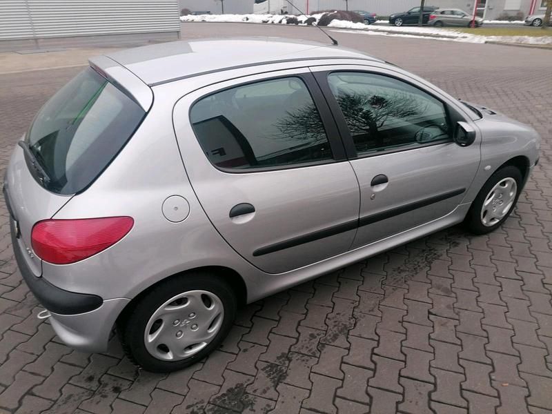 Gebraucht Peugeot 206 75 PS (55 kW) 2001 Silber Kleinwagen