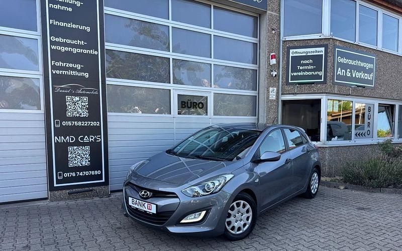 Grau Gebraucht 2013 Hyundai i30 Trend Limousine | 5.747 € (Guter Preis) - Bild 1/4