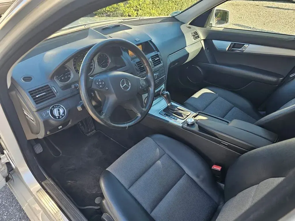 Gebraucht Mercedes C180 156 PS (114 kW) 2009 Silber Limousine