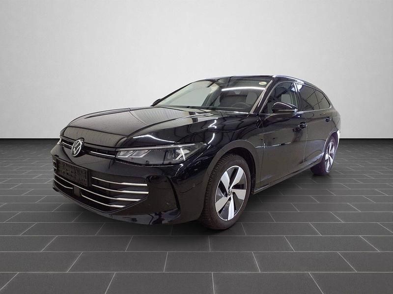 Grenadillschwarz metallic (metallic) Gebraucht 2025 VW Passat Kombi | 33.950 € (Superpreis) - Bild 1/4