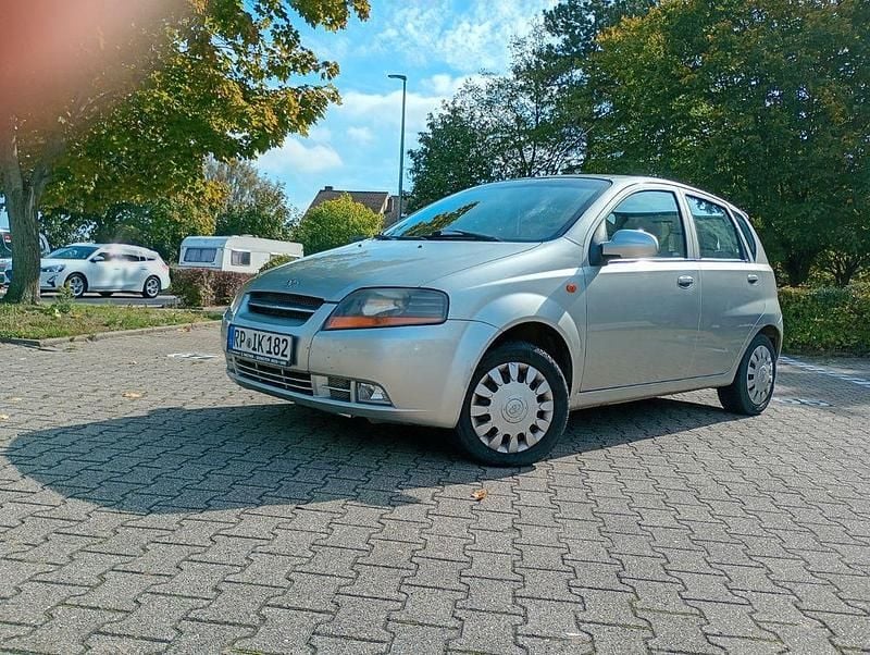 Grau Gebraucht 2004 Chevrolet Kalos Sport Limousine | 1.600 € (Fairer Preis) - Bild 1/4