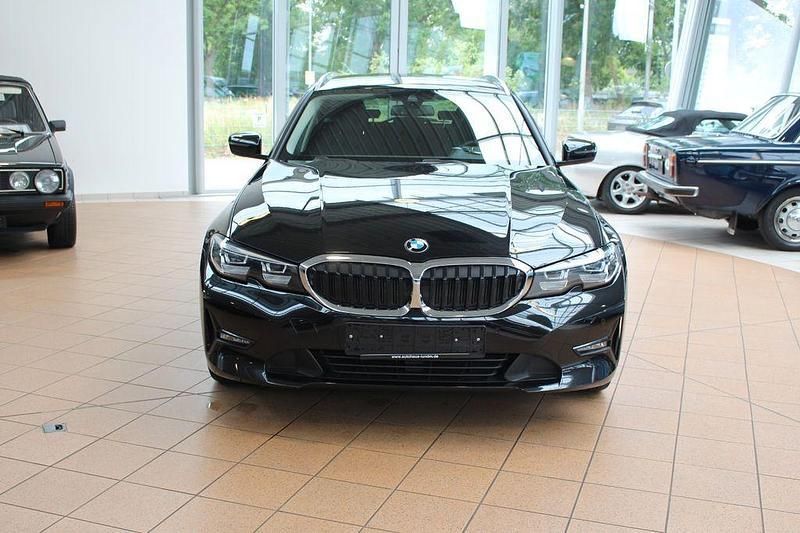 Schwarz Gebraucht 2021 BMW 318 Advantage Kombi | 19.990 € (Guter Preis) - Bild 1/4