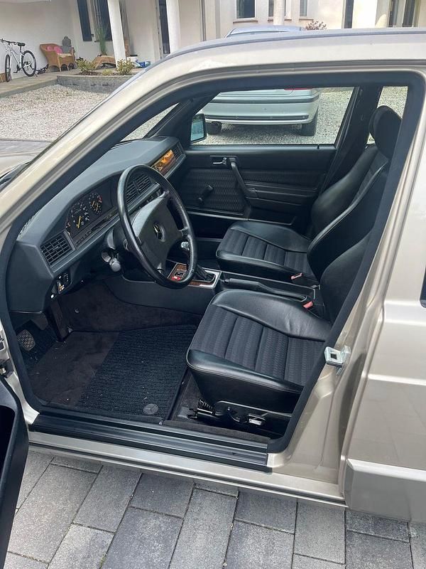 Gebraucht Mercedes E500 132 PS (97 kW) 1988 Limousine
