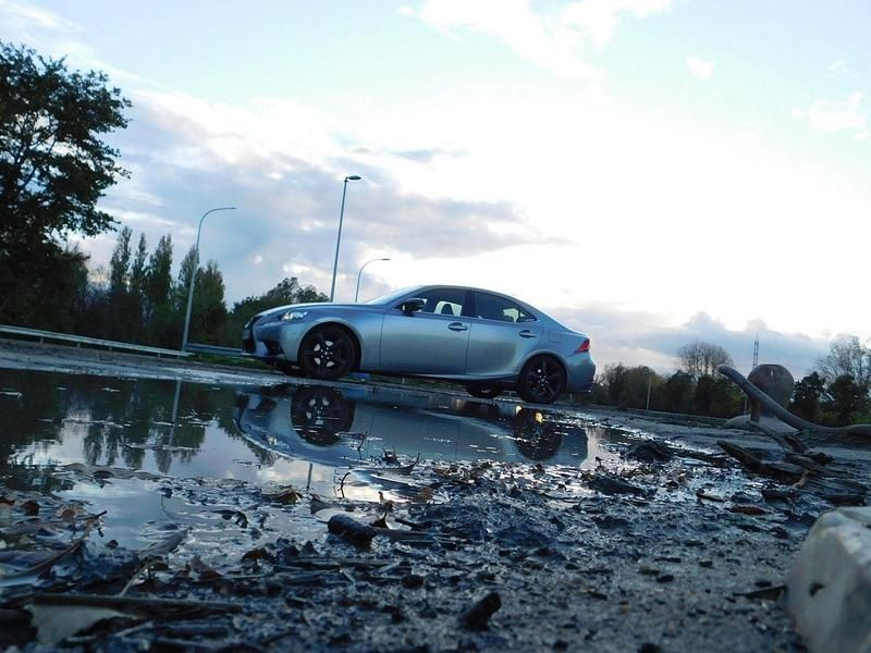 Gebraucht Lexus IS300h 223 PS (164 kW) 2016 Silber Limousine