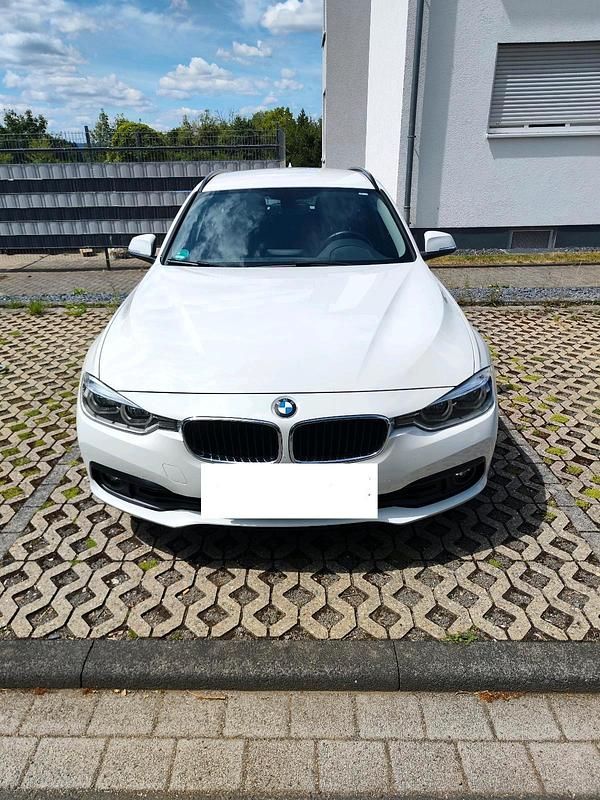 Weiß Gebraucht 2018 BMW 320 Kombi | 16.150 € (Fairer Preis) - Bild 1/4