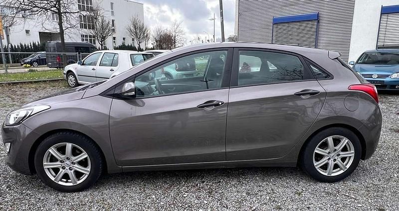 Gebraucht Hyundai i30 Classic 99 PS (72 kW) 2014 Cashmere brown / mic Kleinwagen
