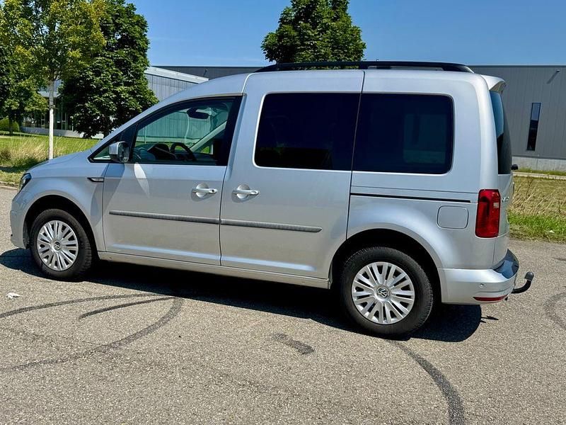Silber Gebraucht 2018 VW Caddy Comfortline Van / Kleinbus | 24.799 € (Teuer) - Bild 1/4