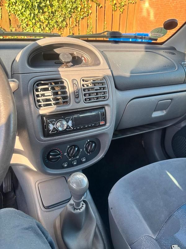 Gebraucht Renault Clio II 60 PS (44 kW) 2000 Silber Kleinwagen