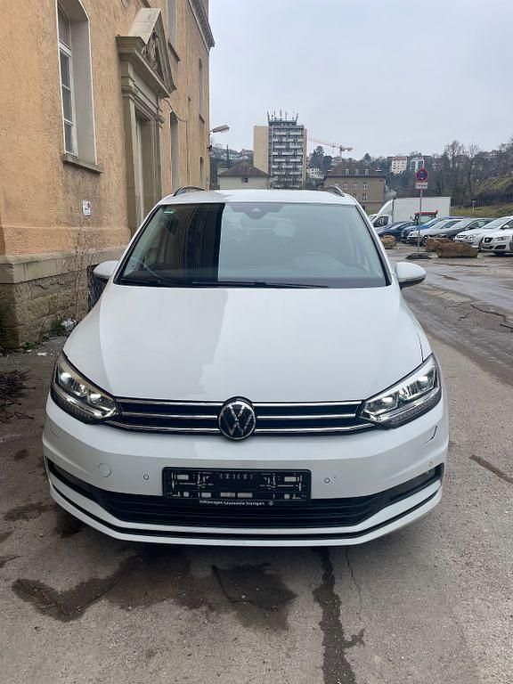 Weiß Gebraucht 2022 VW Touran Comfortline Van / Kleinbus | 15.950 € (Fairer Preis) - Bild 1/4