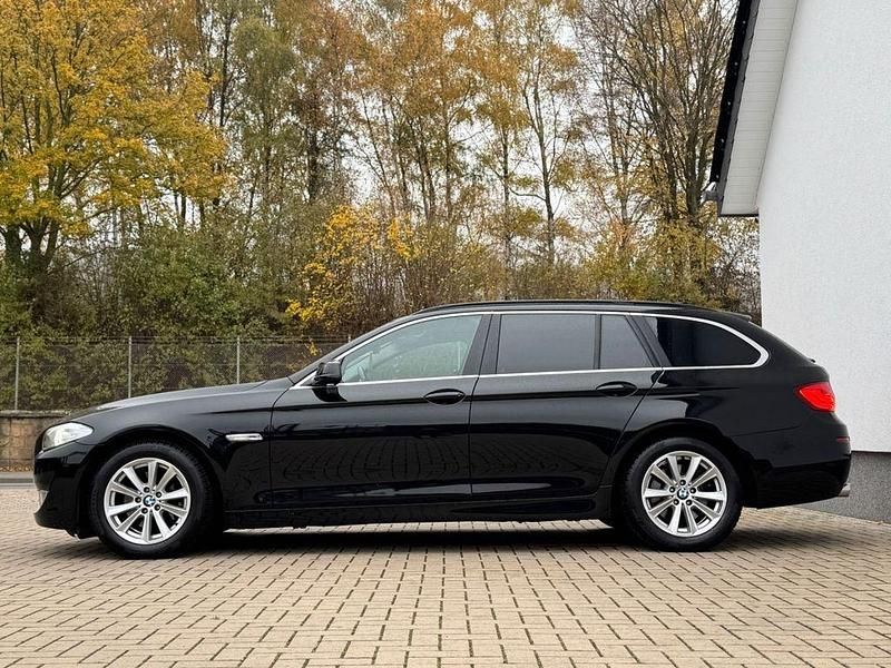Schwarz Gebraucht 2011 BMW 520 Performance Kombi | 9.321 € (Fairer Preis) - Bild 1/4