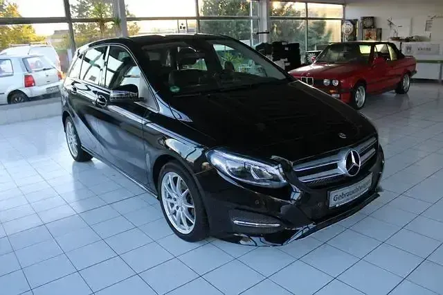 Gebraucht Mercedes B200 156 PS (114 kW) 2015 Kosmosschwarz Kleinwagen