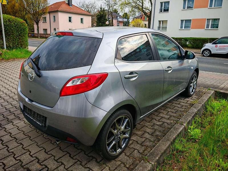 Używany Mazda 2 Sendo 84 KM (61 kW) 2014 Srebrny Sedan/Limuzyna