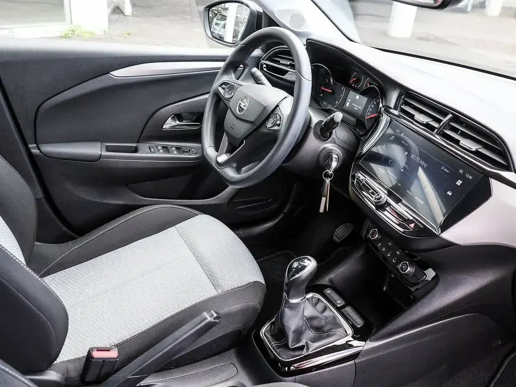 Gebraucht Opel Corsa Basis 75 PS (55 kW) 2024 Kristall silber Kleinwagen