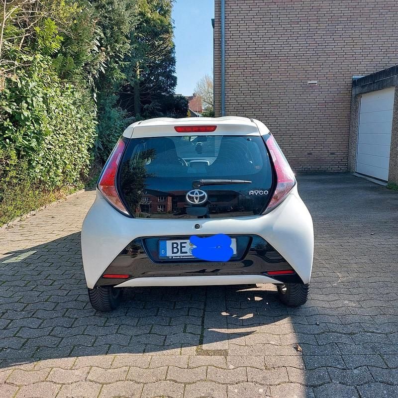 Gebraucht Toyota Aygo 69 PS (50 kW) 2016 Weiß Kleinwagen