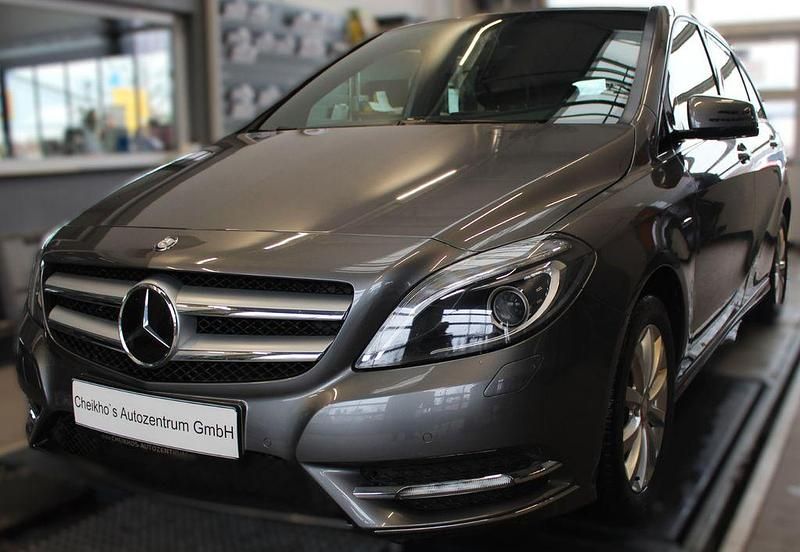 Grau Gebraucht 2012 Mercedes B200 Van / Kleinbus | 8.900 € (Fairer Preis) - Bild 1/4