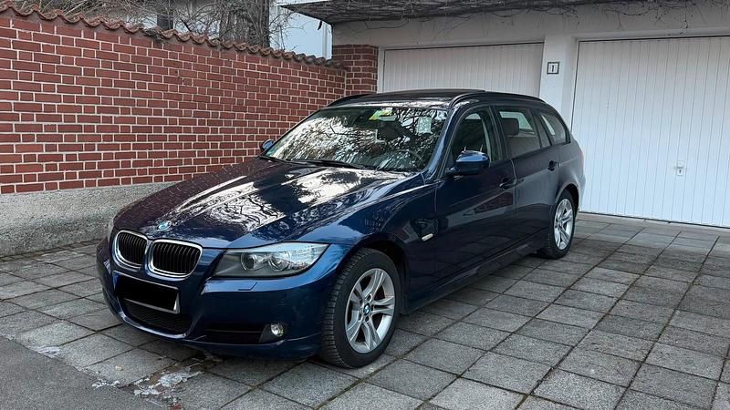 Blau Gebraucht 2011 BMW 320 M Sport Kombi | 4.800 € (Superpreis) - Bild 1/4
