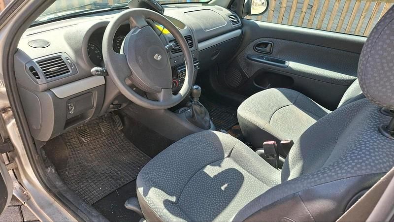 Gebraucht Renault Clio II 54 PS (39 kW) 2009 Silber Kleinwagen