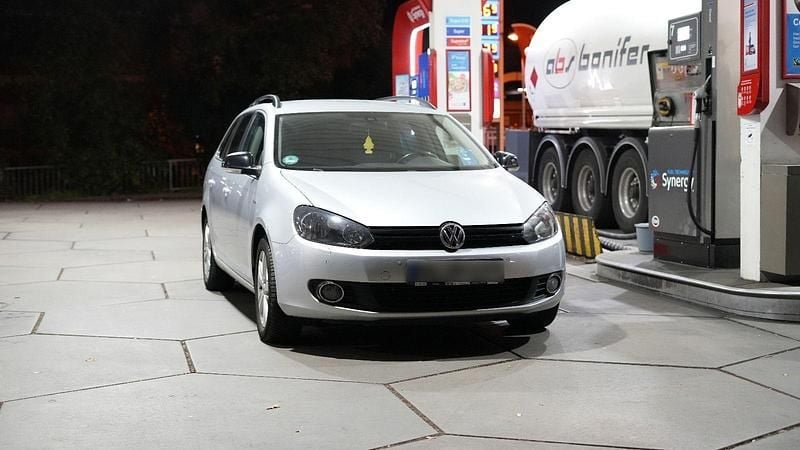 Silber Gebraucht 2013 VW Golf VII Kombi | 4.750 € (Guter Preis) - Bild 1/4