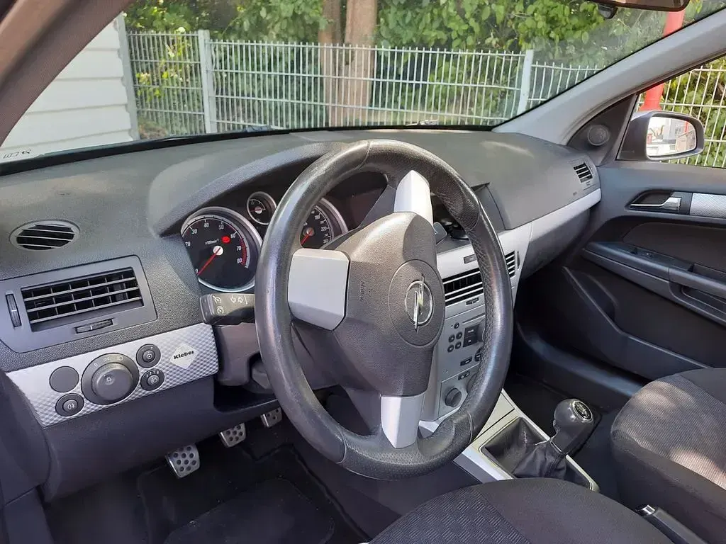 Gebraucht Opel Astra Edition 116 PS (85 kW) 2010 Silber Limousine