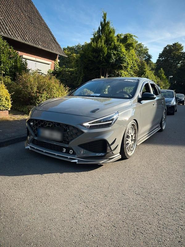 Grau Gebraucht 2022 Hyundai i30 Limousine | 29.999 € (Fairer Preis) - Bild 1/4