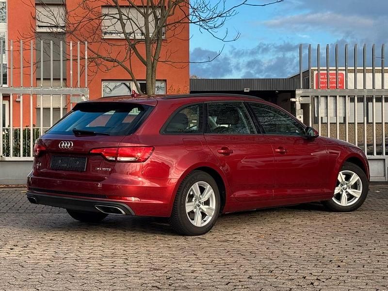 Gebraucht Audi A4 Basis 150 PS (110 kW) 2019 Rot Kombi
