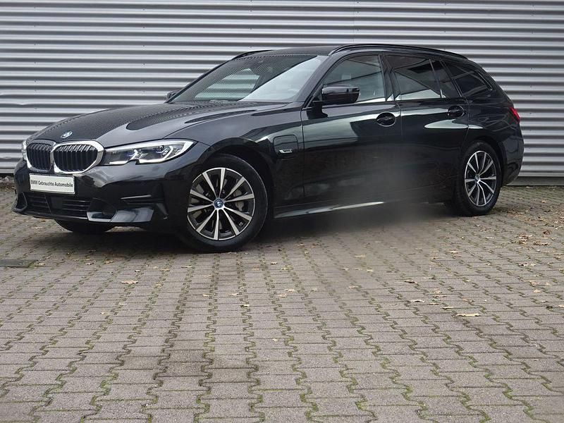 Schwarz Gebraucht 2022 BMW 330e Sport Line Limousine | 31.255 € (Guter Preis) - Bild 1/4