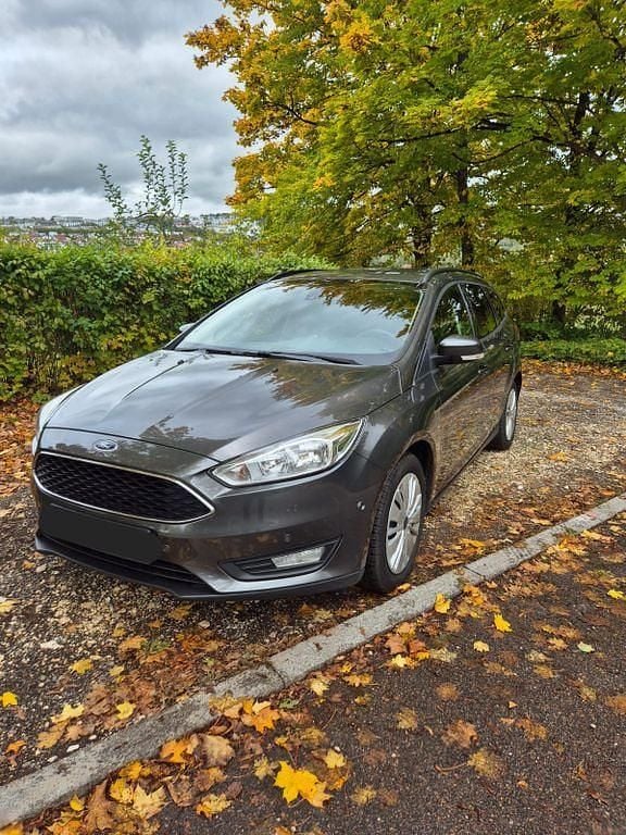 Grau Gebraucht 2015 Ford Focus Titanium Limousine | 5.950 € (Guter Preis) - Bild 1/4