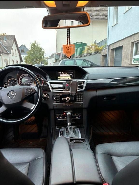 Gebraucht Mercedes E250 Avantgarde 204 PS (150 kW) 2009 Grau Limousine