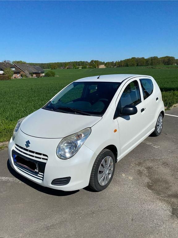 Weiß Gebraucht 2013 Suzuki Alto Club Kleinwagen | 4.900 € (Fairer Preis) - Bild 1/4