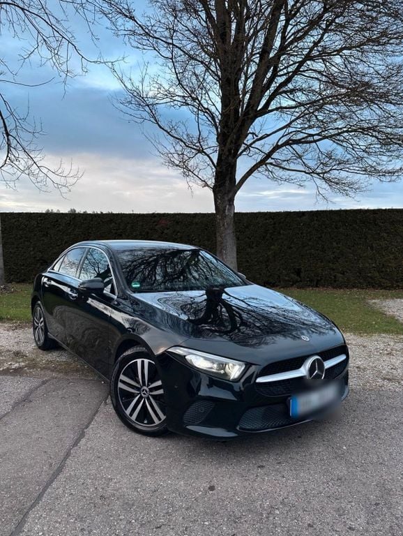 Schwarz Gebraucht 2020 Mercedes A200 AMG line Limousine | 17.800 € (Superpreis) - Bild 1/4